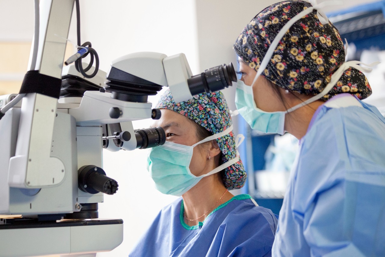 Pros and cons of hiring a cataract surgeon online